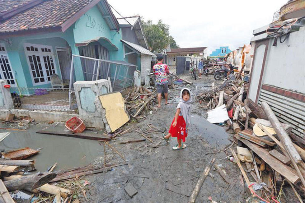 Siguen en busca de víctimas tras el tsunami en Indonesia