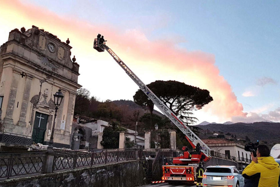 Dictan estado de calamidad tras terremoto y erupción en Italia