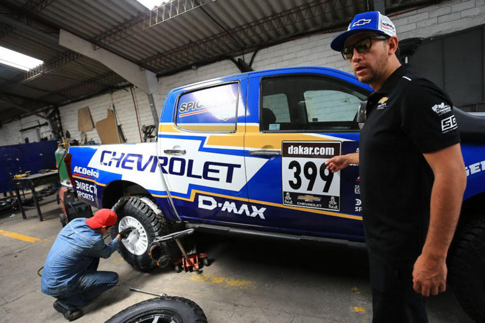 Vehículos calientan motores para el Dakar