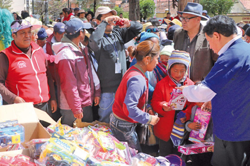 Entregan juguetes a los niños de la Villa Imperial