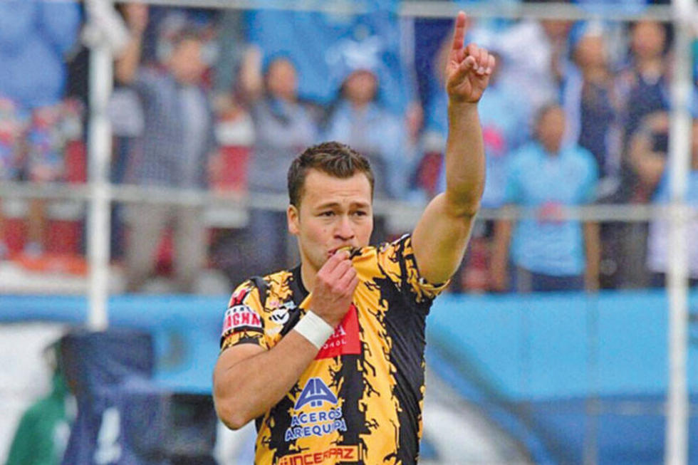 Escobar ensaya con Vargas por derecha en The Strongest