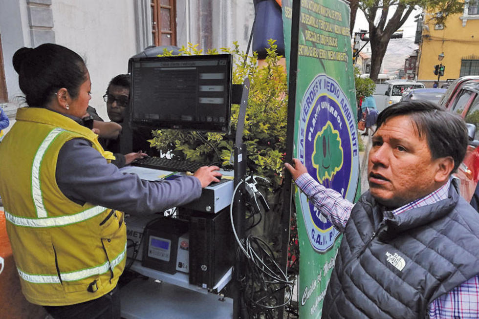 Inicia el control de emisión de gases para los vehículos