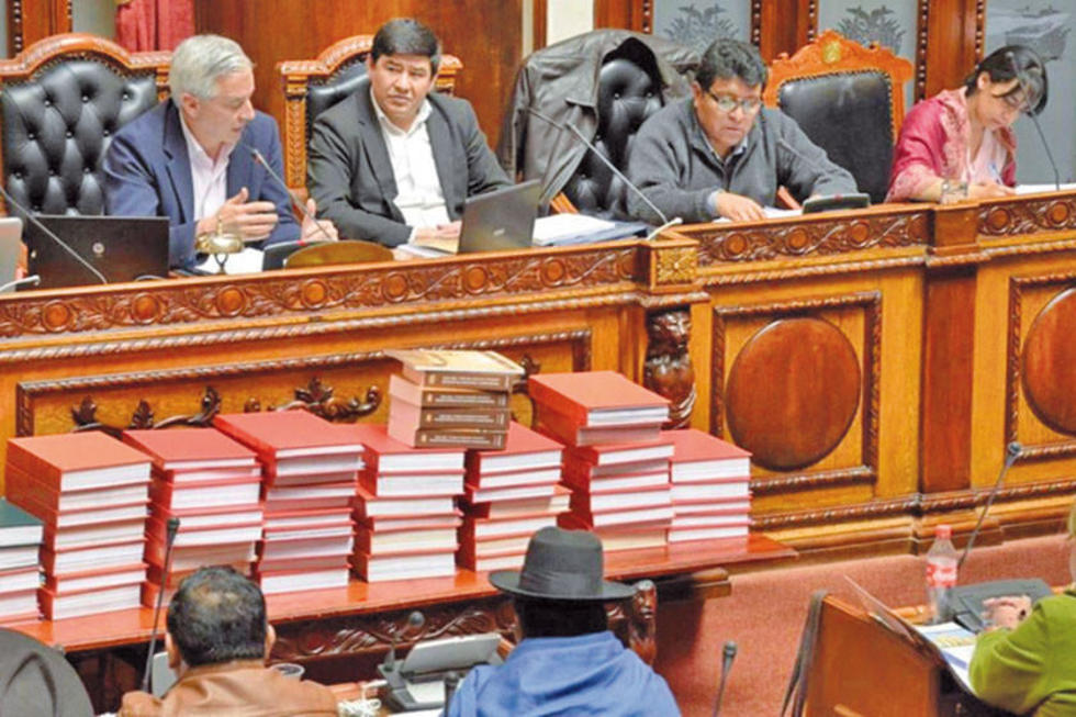 Lectura del informe sobre las privatizaciones se extienda hasta mañana