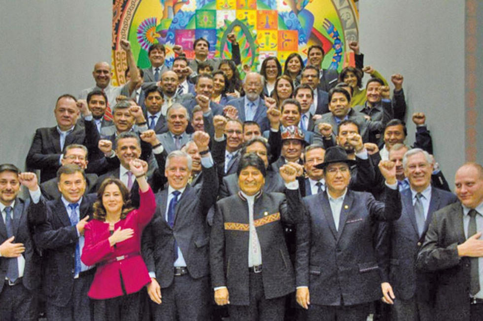 Evo pide a embajadores hacer negocios y ayudar en el empadronamiento