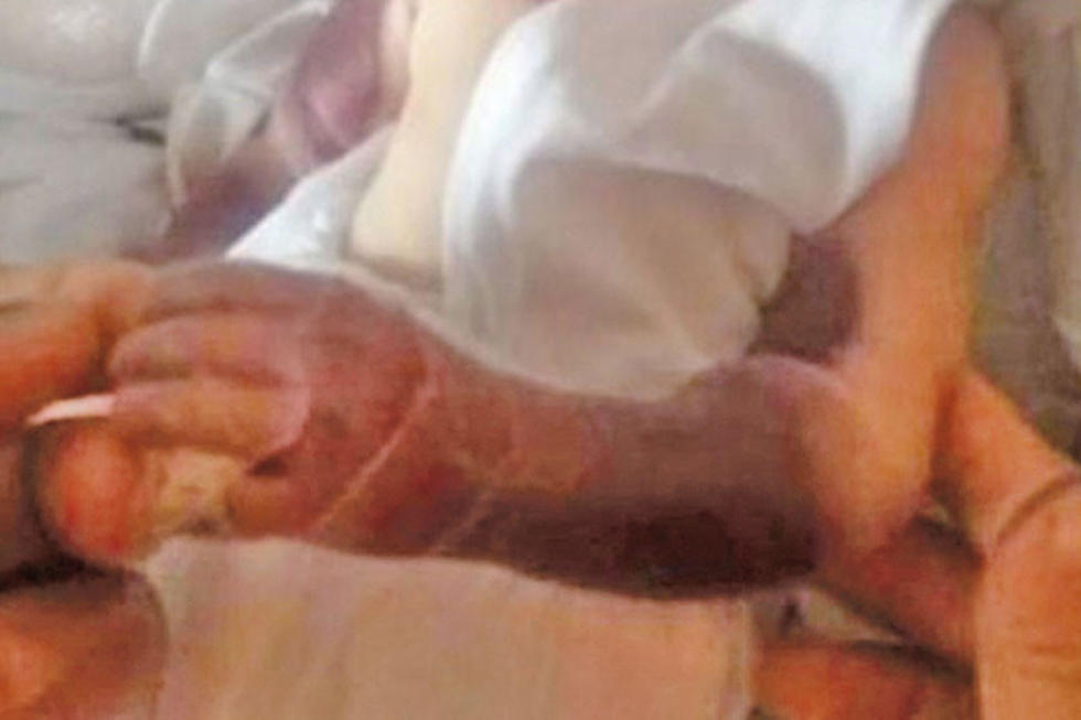 Recién nacido muere por quemaduras de una incubadora improvisada