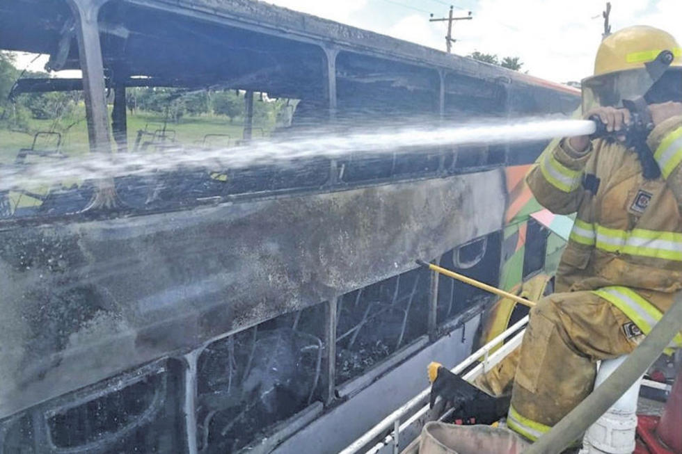 Flota que iba a Cochabamba se incendia cerca de Montero