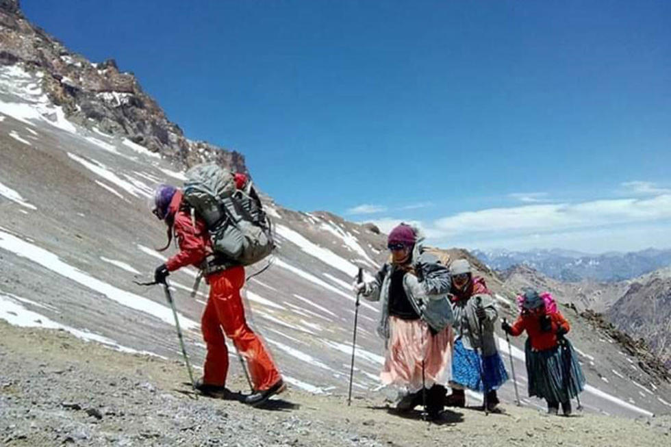 Cholitas escalan  el Aconcagua hoy