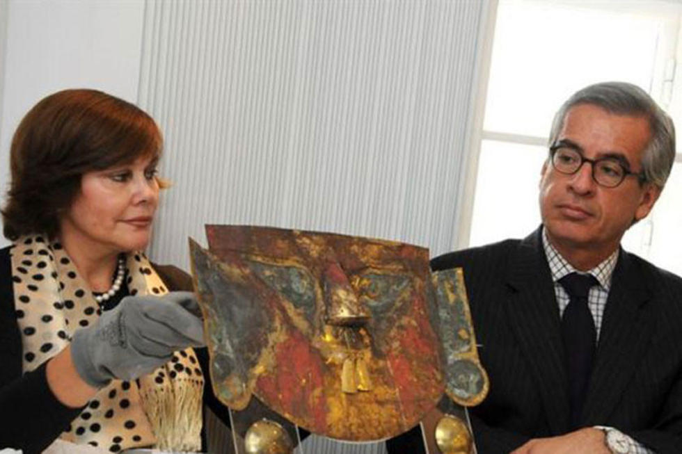 Hallan máscara de posibles restos de galeón hundido