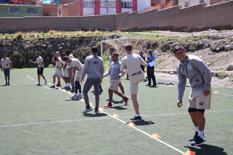 El equipo lila durante su ensayo de fútbol en el estadio “Víctor Agustín Ugarte”.