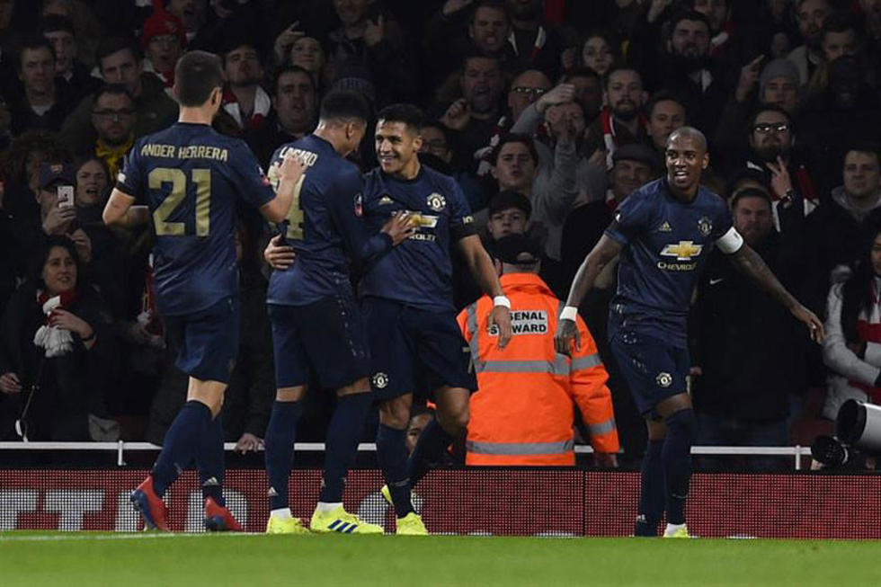 Sánchez le da el triunfo a Manchester United