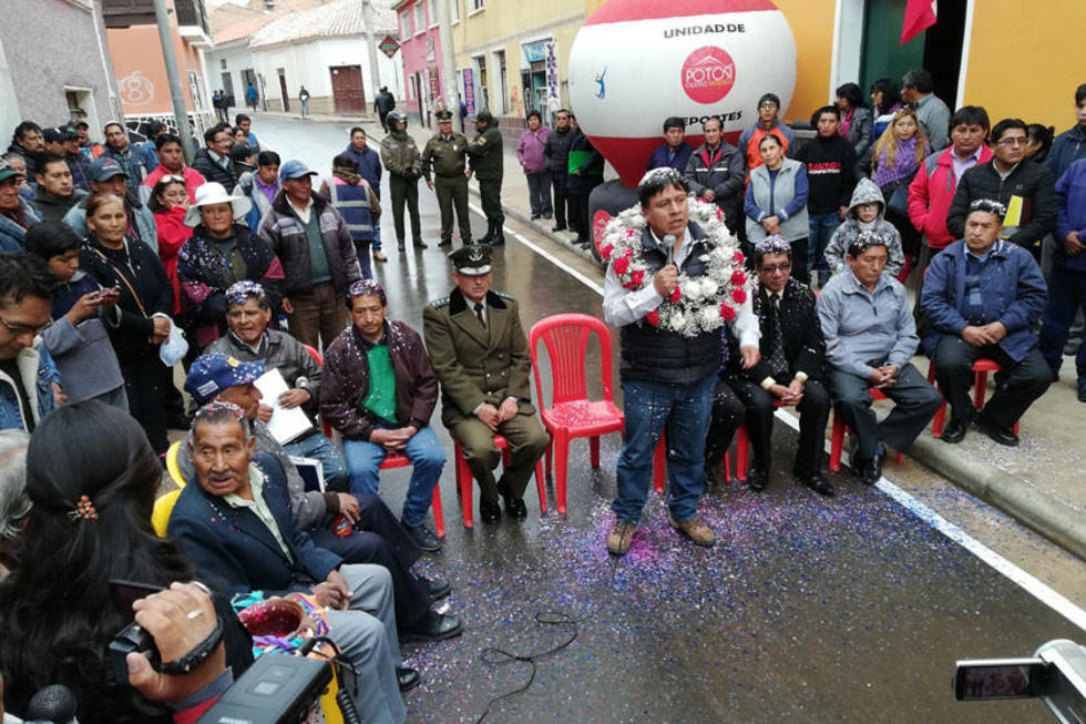 Alcalde entrega calle más larga que “llega a la ciudad de Sucre”