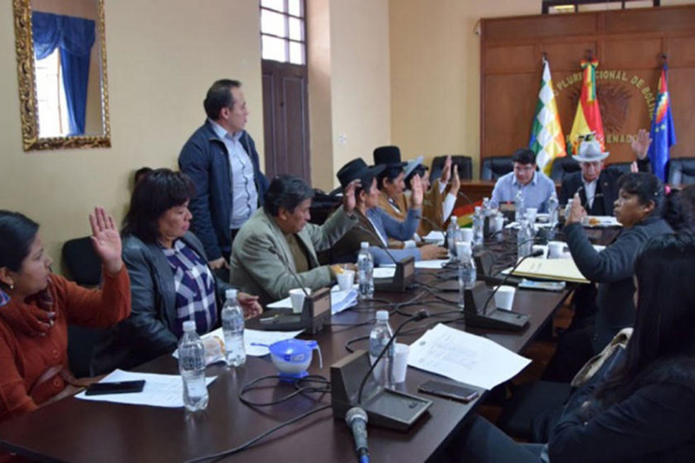 Dos mujeres pugnan por la titularidad en la Defensoría del Pueblo