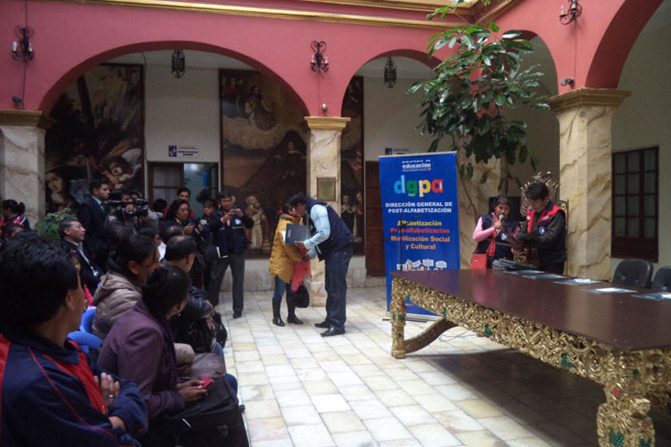 Dan certificados a maestros de programa de alfabetización