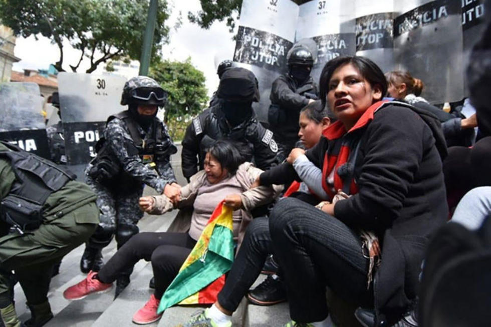 Policía reprime y echa a los desocupados de Huanuni