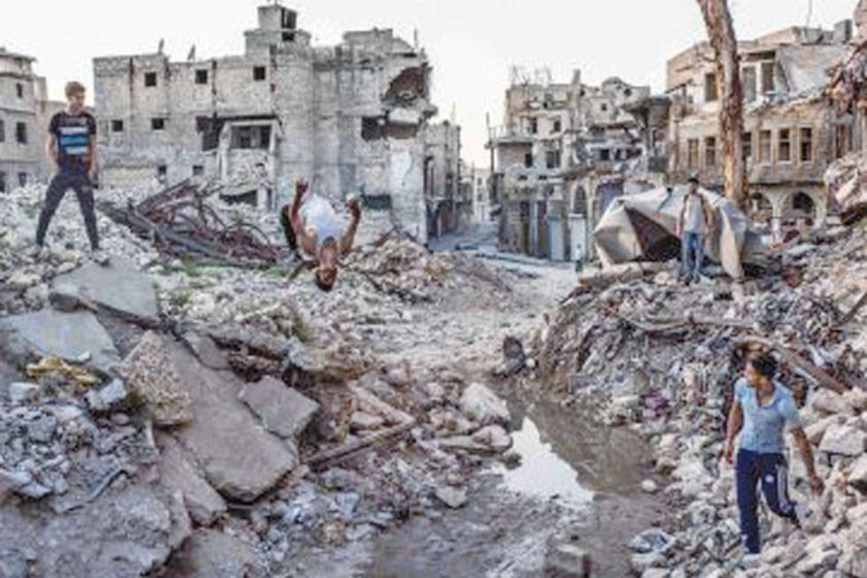 Mueren 11 personas por derrumbe de edificio dañado en Alepo, Siria