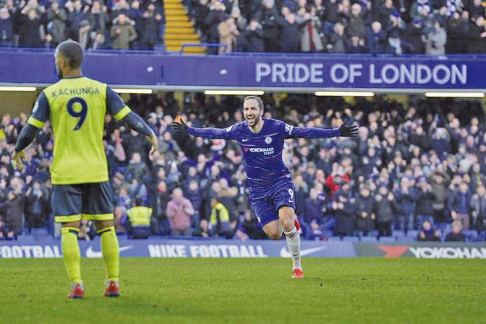 Higuaín destaca en la goleada de Chelsea sobre Huddersfield Town