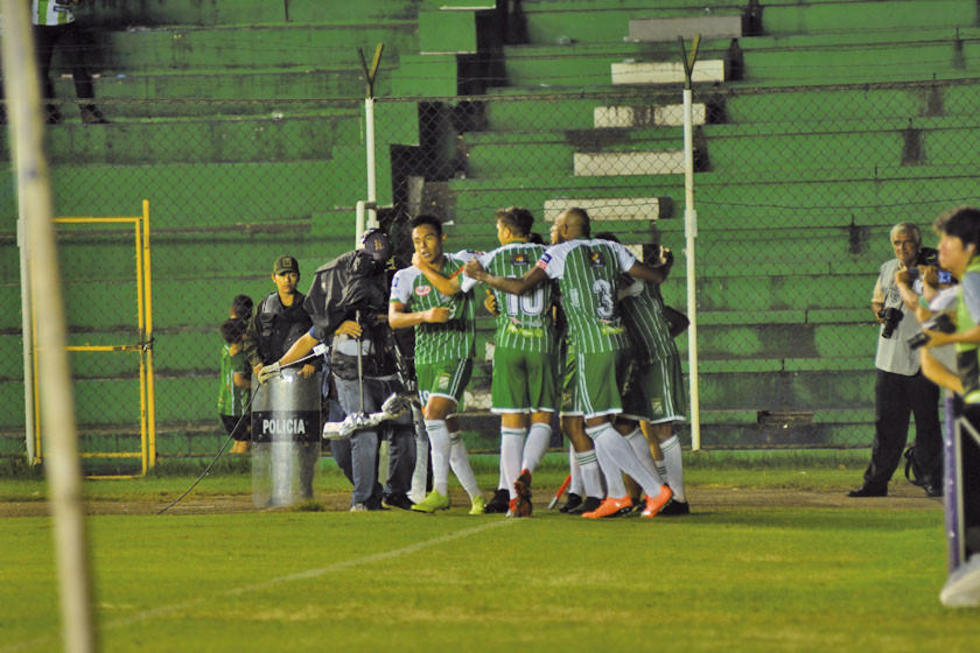 Oriente vence a The Strongest a puro coraje
