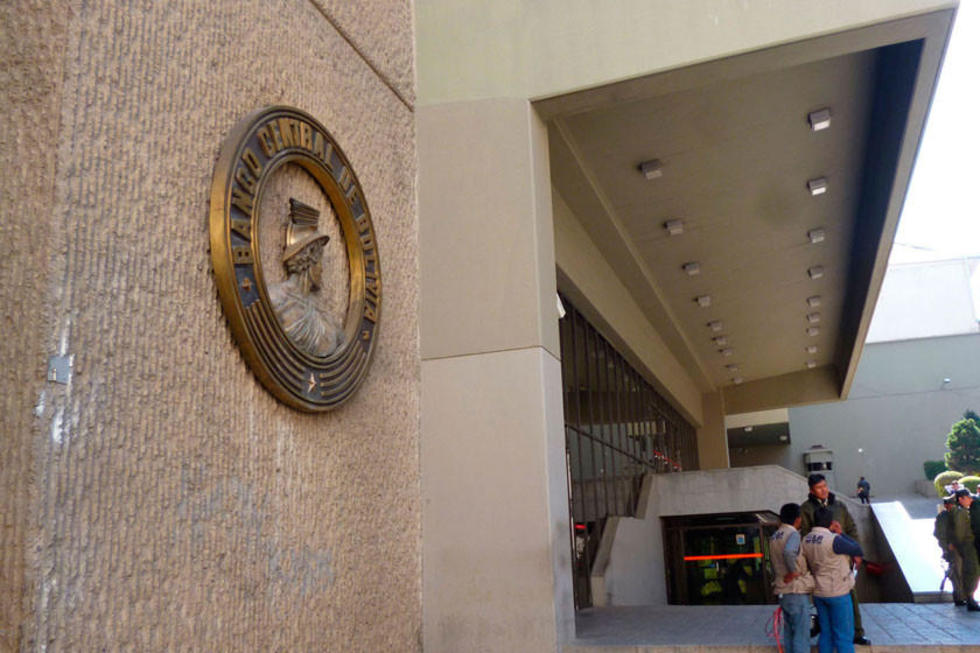 Un efectivo dispara por error su arma en el BCB