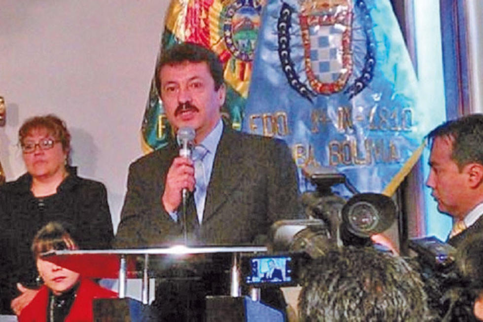 Alcalde suplente de Cochabamba destituye a Contreras con decreto edil