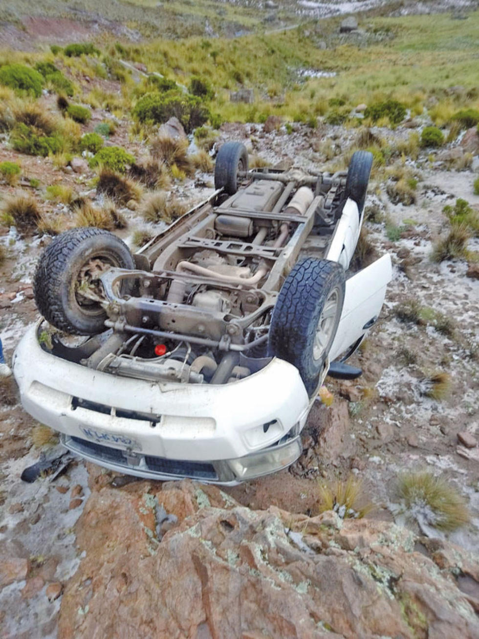 Un vehículo queda llantas arriba y el chofer sale ileso