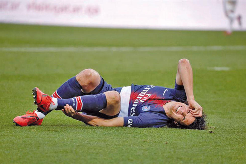 Cavani se lesiona y es duda para el partido de la Liga de Campeones ante United