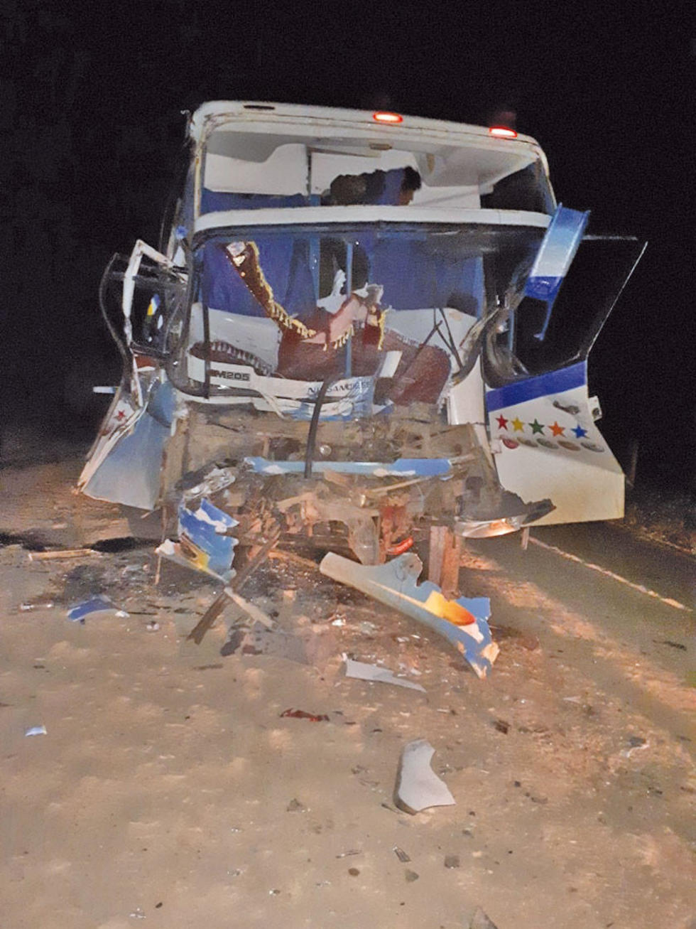 Chofer de un bus se estrelló contra un camión