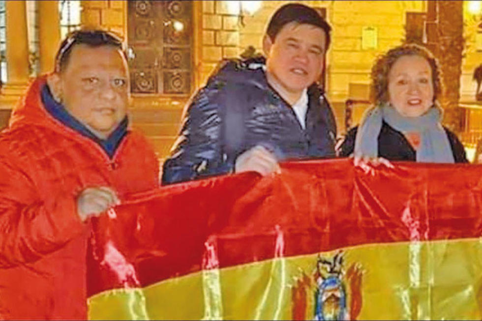 Bolivianos reclaman empadronamiento en ciudades de España