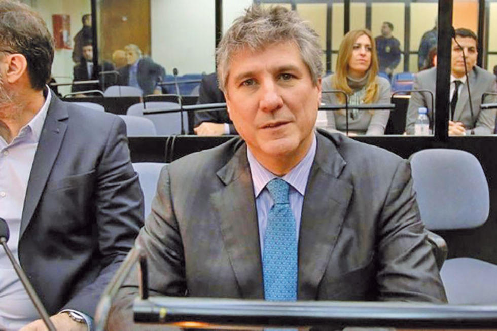Un exvicepresidente argentino queda detenido tras entregarse 
