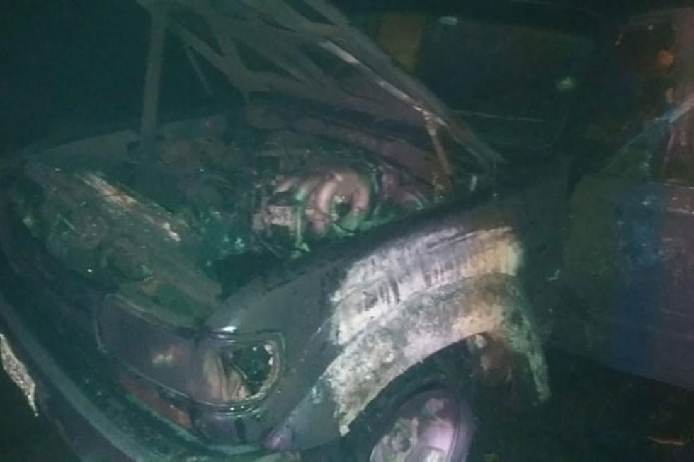 Vehículo arde por un cortocircuito en plena vía pública
