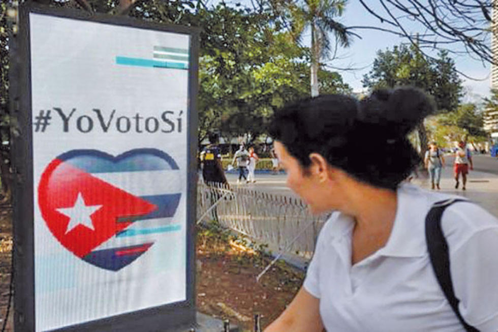 Más de 6.7 millones de cubanos votan en referendo constitucional