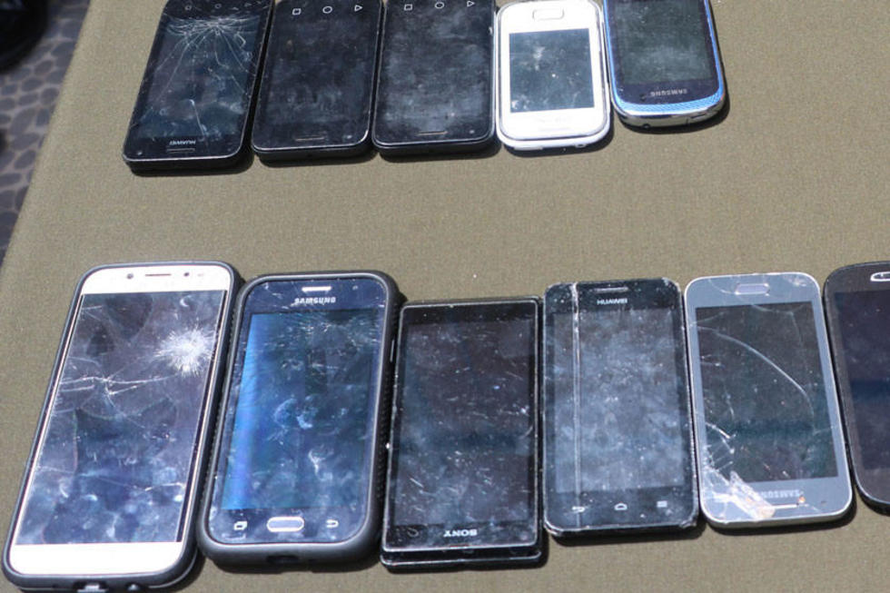 Caen dos "casqueros" y "estafadores" que vendían celulares "truchos"