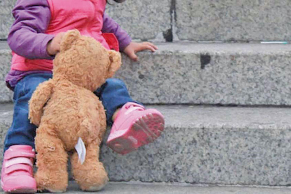Una niña de tres años es apuñalada por su abuelo