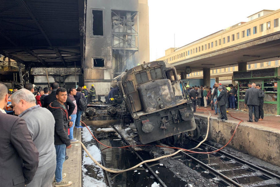 El fuego devora un andén en Egipto y provoca 20 fallecidos