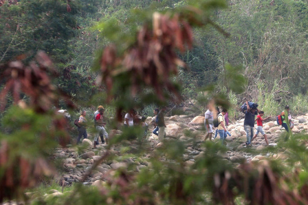 Colombia reabre paso fronterizo y Venezuela mantiene bloqueo