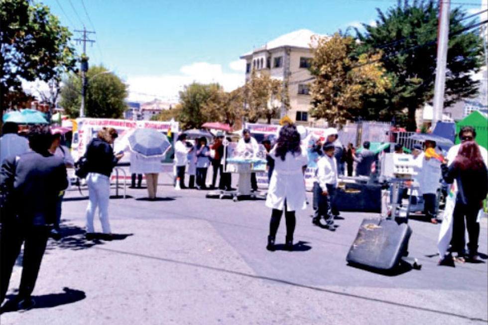 Médicos muestran equipos deteriorados de hospitales 