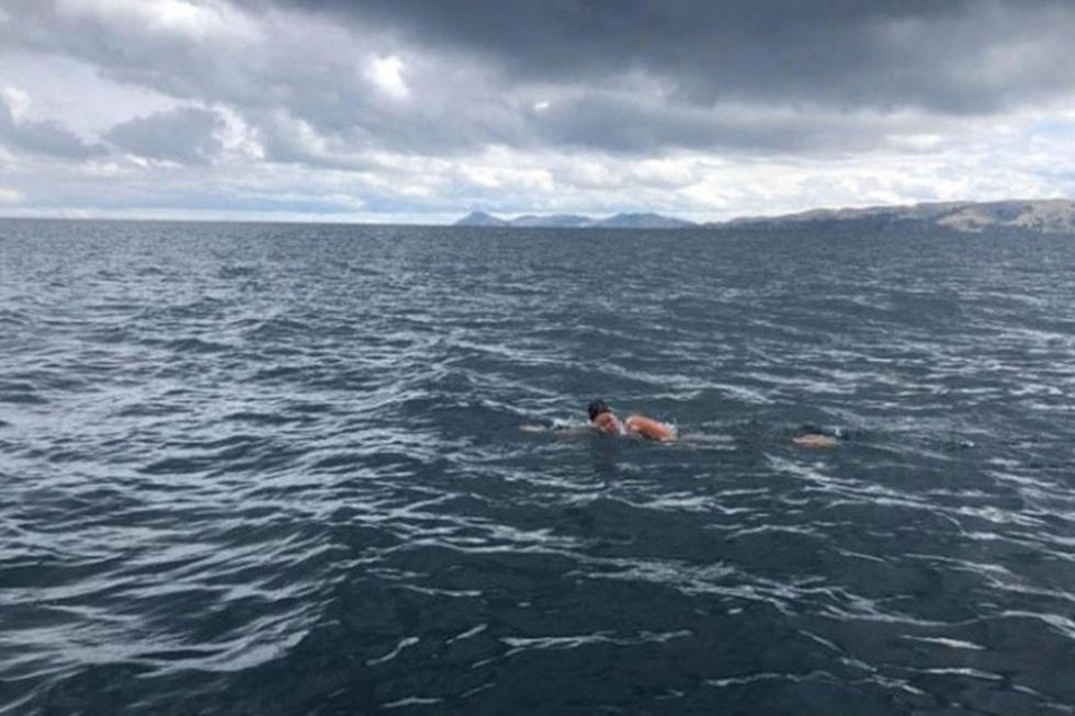 Brasileña que cruzó a nado el Titicaca sufrió por lluvia, altitud y corriente