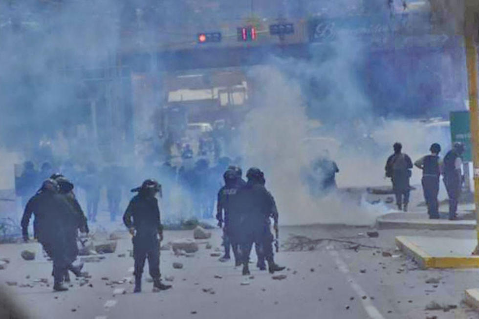 La Policía despeja la ruta Cochabamba - Oruro tras gasificar a bloqueadores