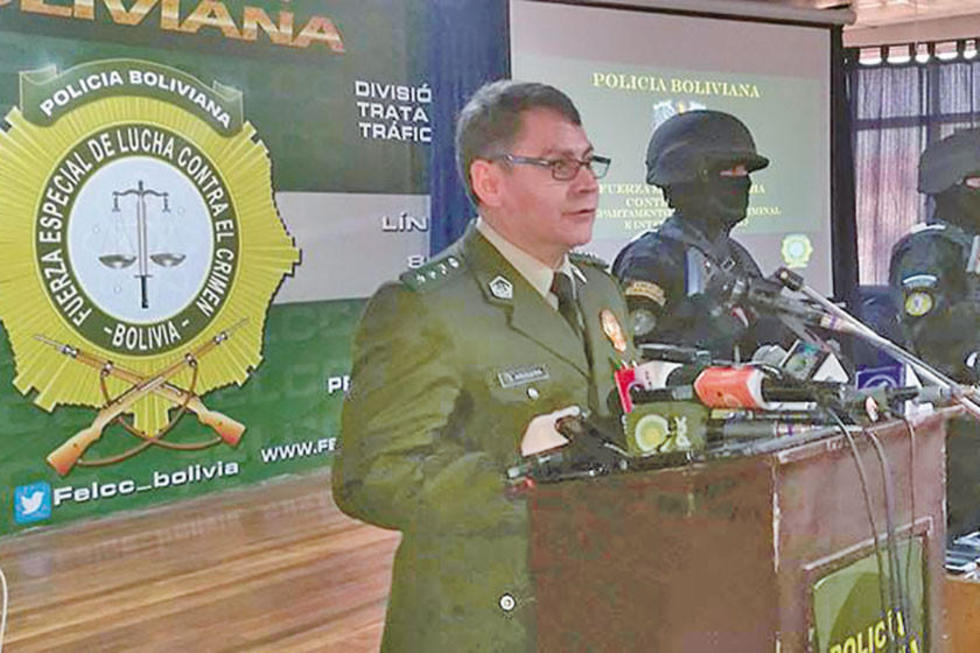 Policía aprehende a 12 antisociales y recupera 80 celulares en La Paz