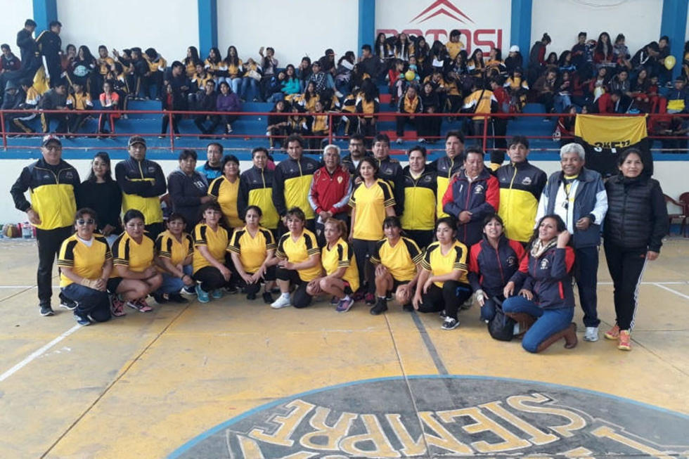 Exalumnos del colegio Carlos Medinaceli incentivan el deporte entre los estudiantes