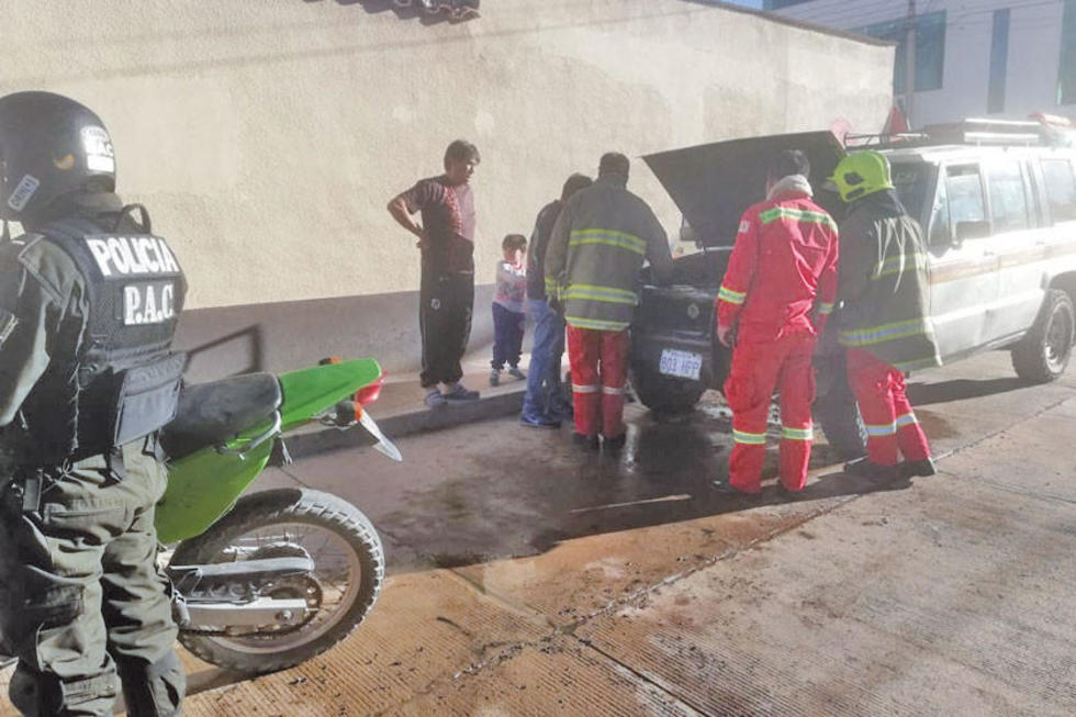 Vehículo arde luego de un cortocircuito