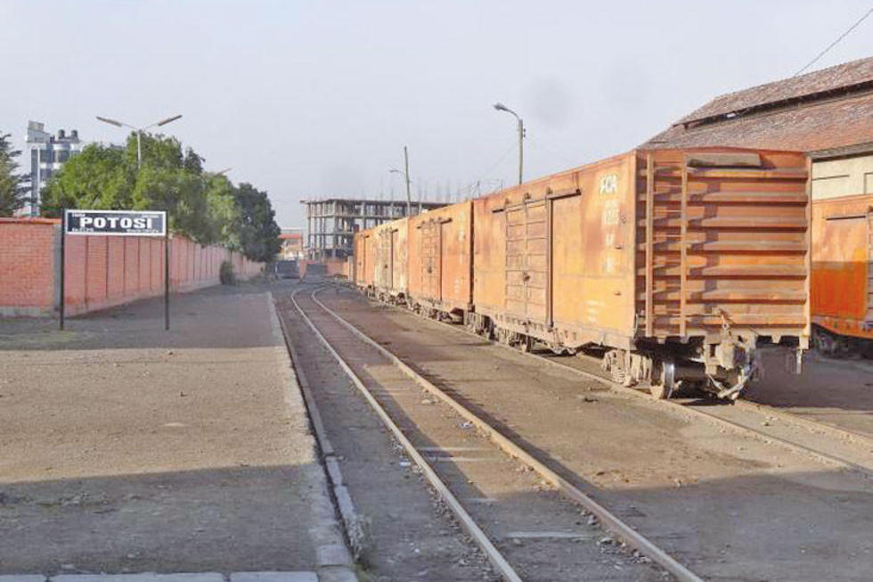 Mantiene espera en toma de la estación de trenes