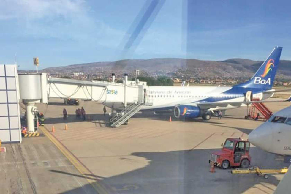 Nave de BoA retorna de emergencia a aeropuerto de Cochabamba 