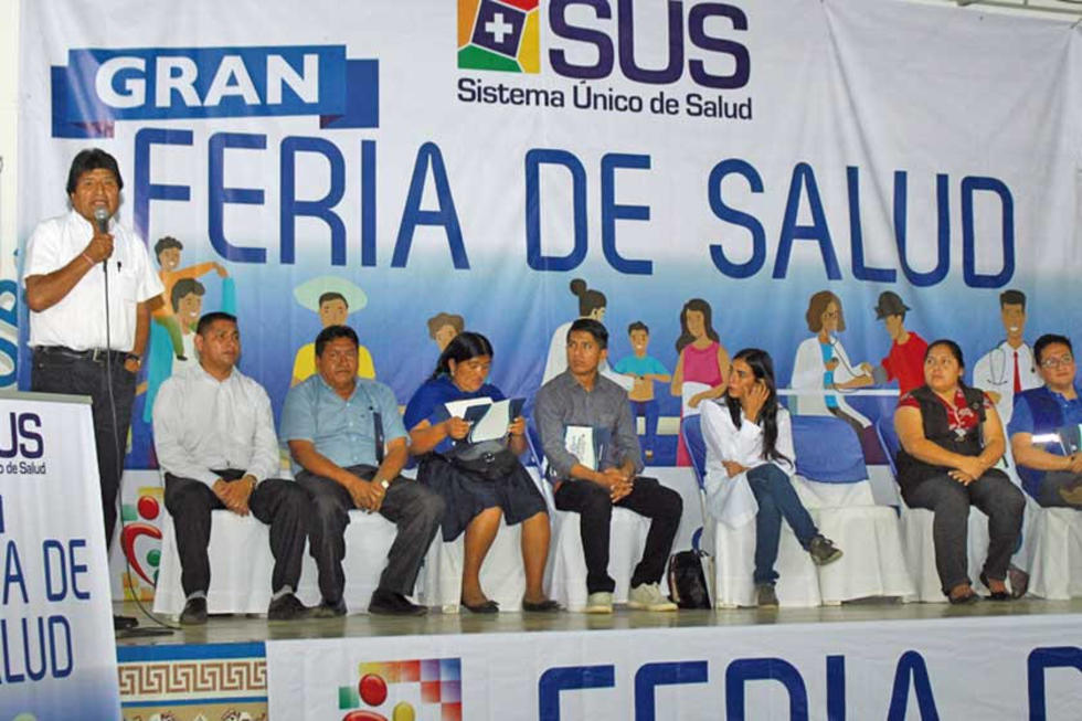 Morales advierte con cambiar a los médicos que saboteen el SUS