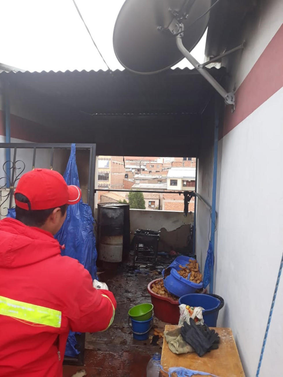 Vecinos sofocan incendio  causado por un cartón en un inmueble