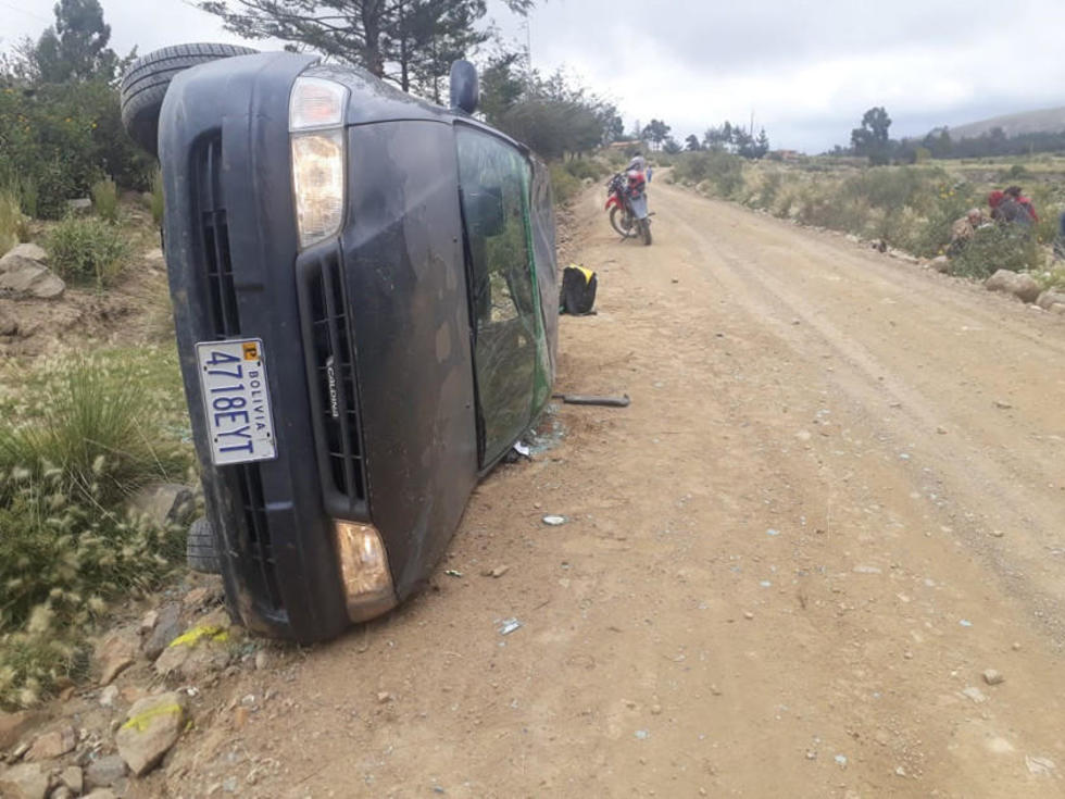 Reventón de neumático provoca accidente y hay tres heridos