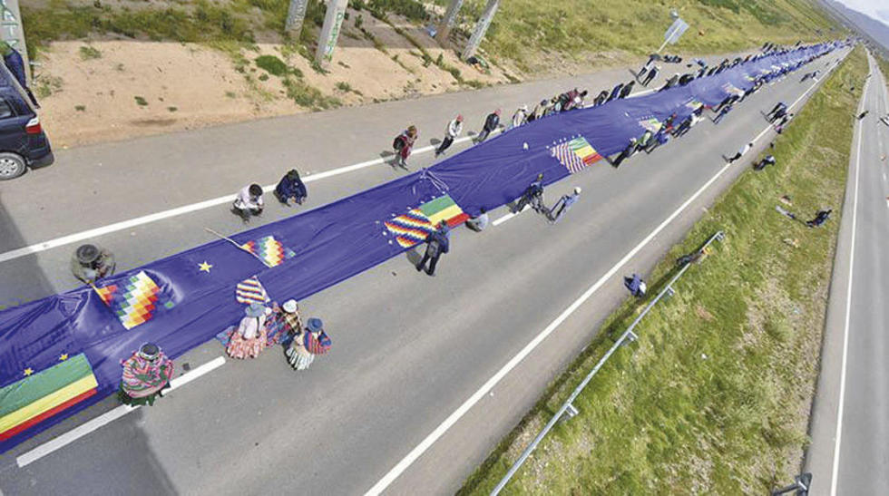 Revelan que campaña del banderazo por el mar demandó Bs 2.6 millones