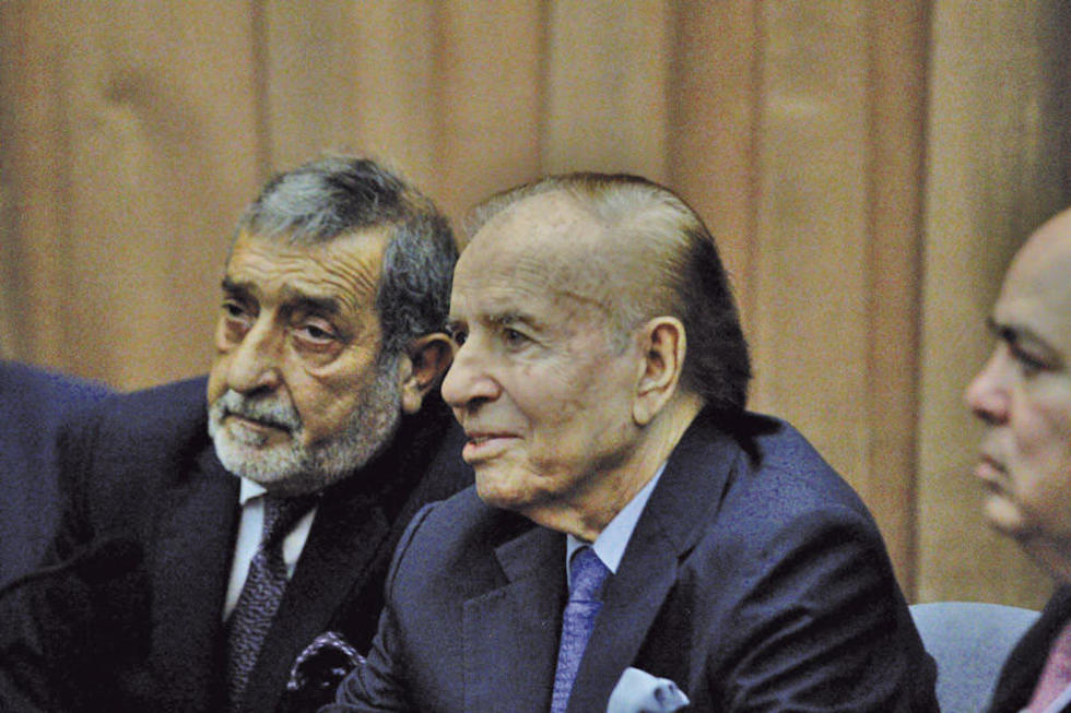 Expresidente argentino Menem es condenado a prisión por fraude