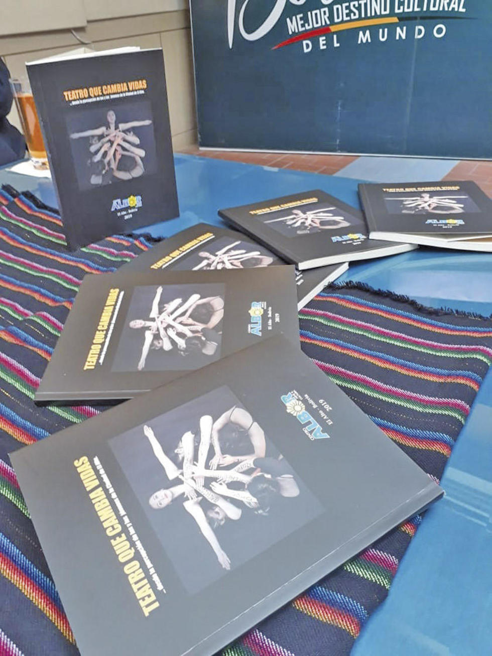 Artistas presentan el libro “teatro que cambia vidas”