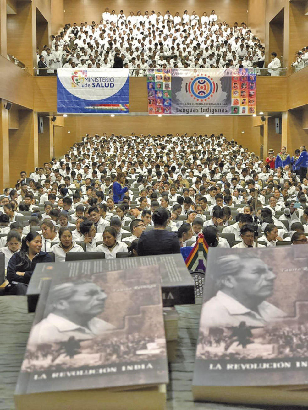 Ministerio de Culturas entrega 1.100 libros de Fausto Reinaga a estudiantes de salud