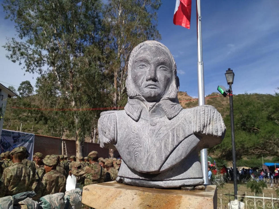 Localidad de Tumusla recibe agua y busto de su héroe